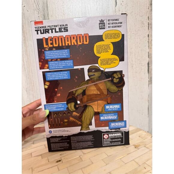 TEENAGE MUTANT NINJA TURTLES LEONARDO COMIC BOOK + ACTION FIGURE - Picture 4 of 6
